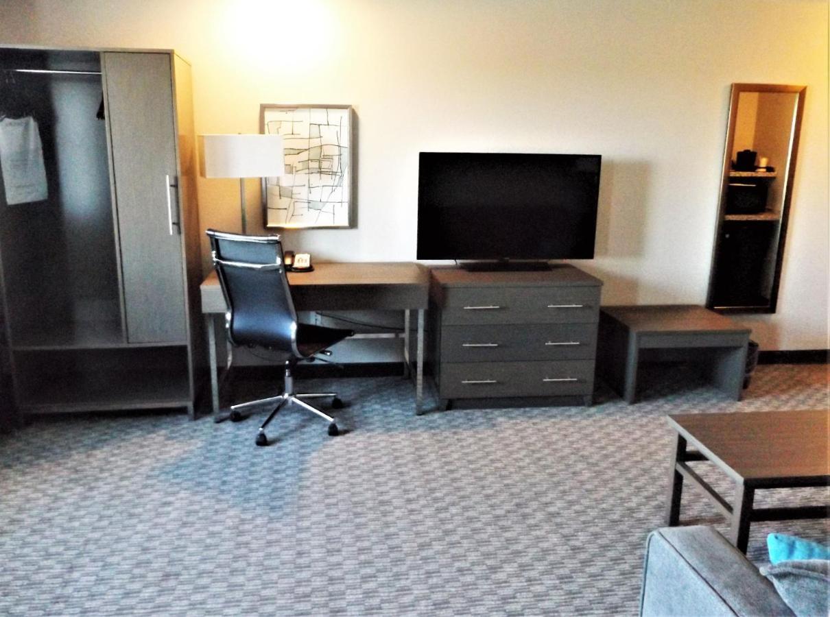 Brookstone Inn & Suites Fort Dodge Extérieur photo