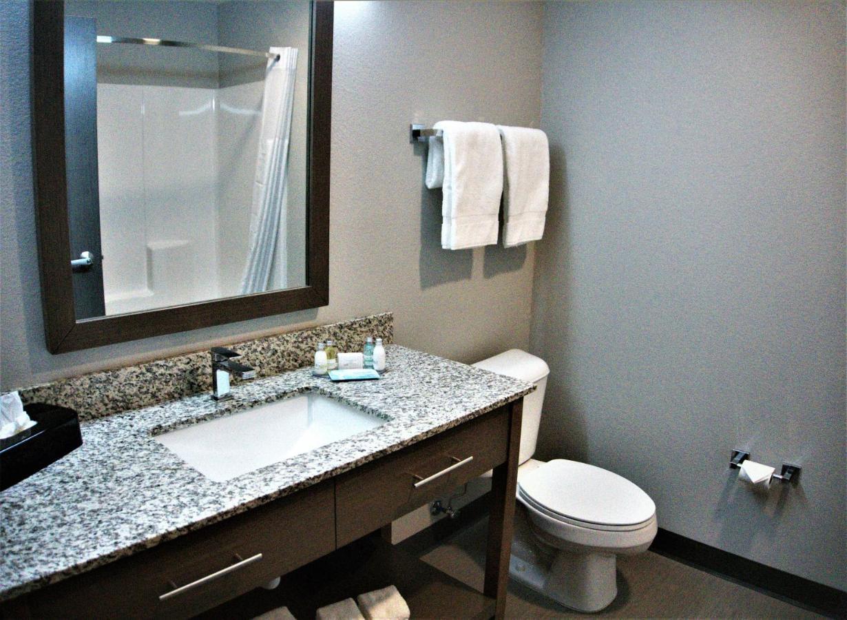 Brookstone Inn & Suites Fort Dodge Extérieur photo